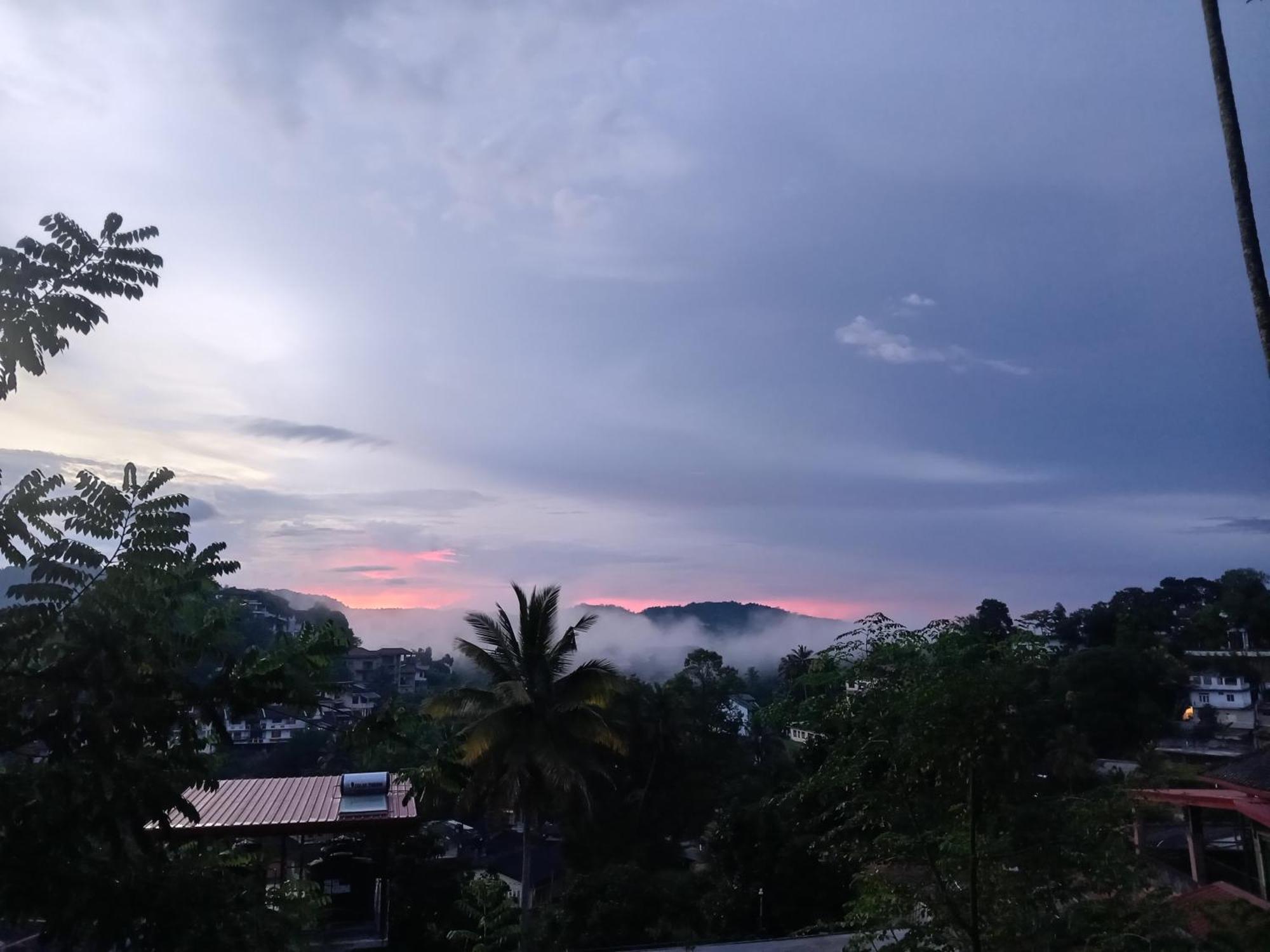 Fly Infinity - Home Stay Kandy Exterior photo